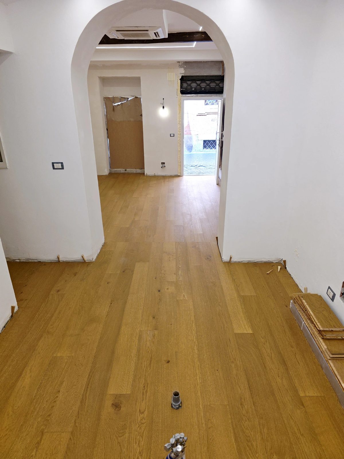 Lavoro di posa parquet per Sig. Nelu, Negozio · Via del Corso